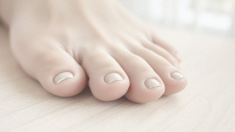 Jakie minimalistyczne wzory można zastosować w pedicure hybrydowym?