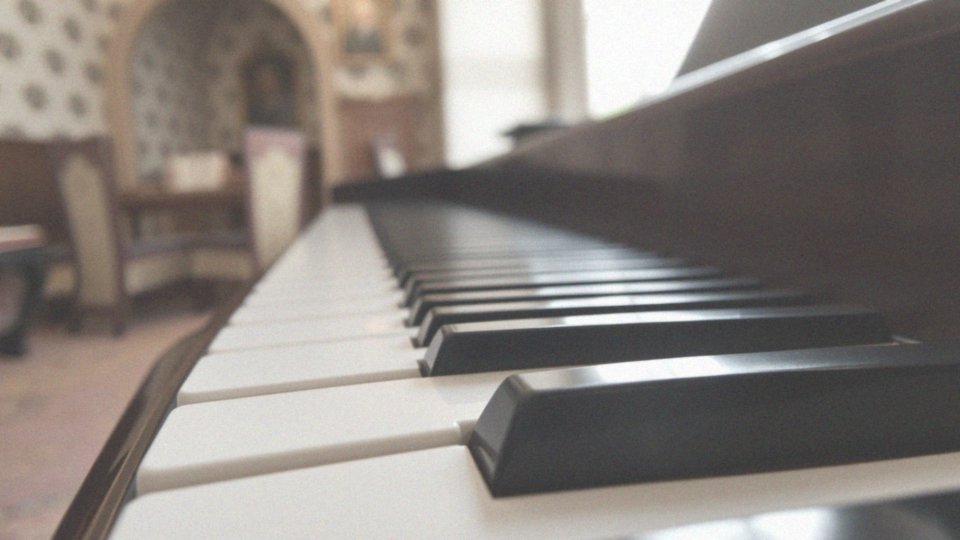 Czym są klawisze białe i czarne na pianinie?