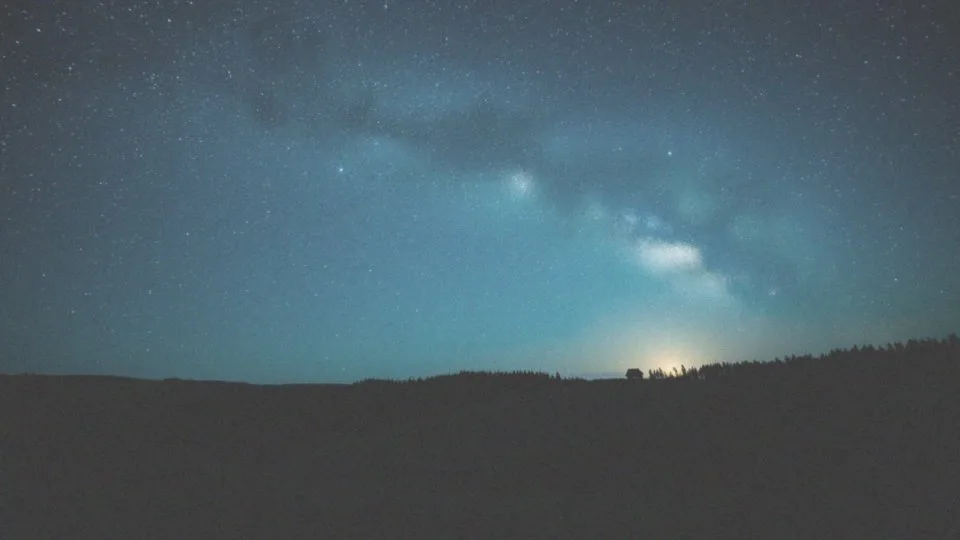 Droga Mleczna na niebie – fascynujący pas gwiazd